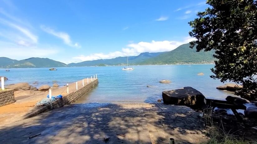 Se você busca um dia repleto de belezas naturais, momentos de paz e a oportunidade de conhecer um dos trechos mais preservados do litoral paulista, esse é o passeio ideal. Foto: Reprodução/Youtube/Ubatuba e o mundo