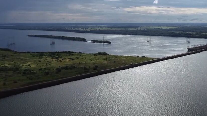 Mesmo as visitações à Usina Hidrelétrica (atualmente a maior do estado de São Paulo e a sexta maior do Brasil, com capacidade para abastecer 15 milhões de pessoas) oferecem tours guiados e levam os visitantes à casa de controle e às turbinas da barragem - (Reprodução/Youtube/Eduardo Silva)