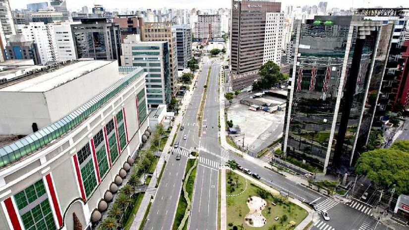  Também atrás por uma pequena diferença e fechando o pódio, Vila Nova Conceição aparece na terceira colocação. O local possui preços elevados em diferentes âmbitos, o que justifica que a taxa também seja alta. São R$ 15,60 por metro quadrado, totalizando uma taxa de R$ 1.248 na simulação de um apartamento de 80 metros quadrados - (Fábio Braga/Folhapress)