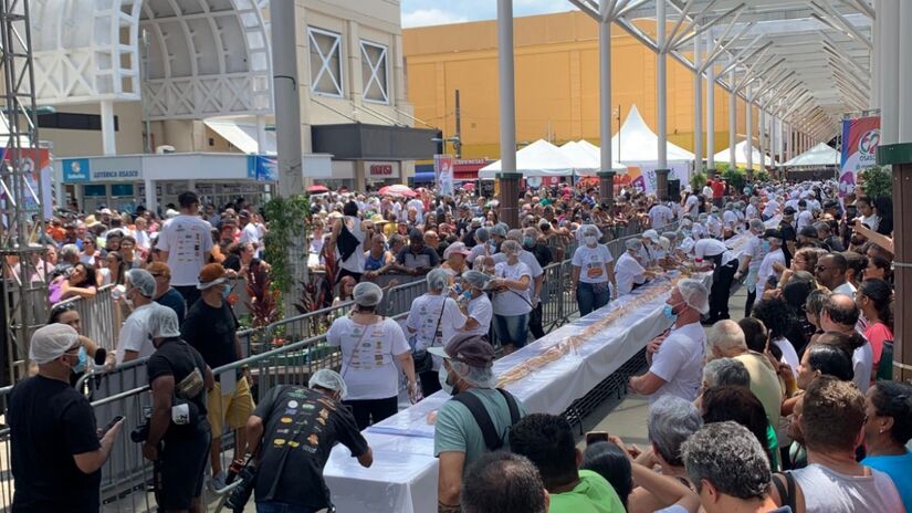 No aniversário de Osasco, a prefeitura serviu um cachorro-quente de 62 metros aos cidadãos. Foto: Jhennyfer Almeida