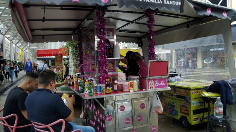 Com dois tipos de salsicha e uma combinação de ingredientes, o cachorro-quente de Osasco promete agradar a quem busca um lanche robusto. Foto: Jhemilly Arão B.