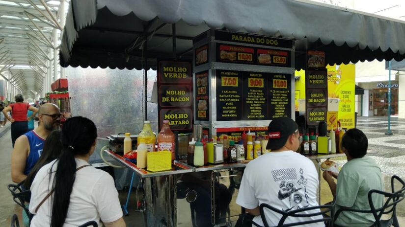 O lanche de Osasco tem uma proposta direta e cumpre bem o papel de saciar a fome de quem procura algo rápido e saboroso. Foto: Jhemilly Arão B.