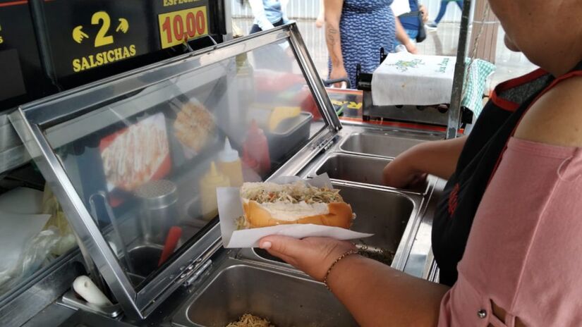 O lanche é grande e saboroso, mas inevitavelmente deixa alguns pedaços cair no chão, o que atrai os pombos. Foto: Jhemilly Arão B.