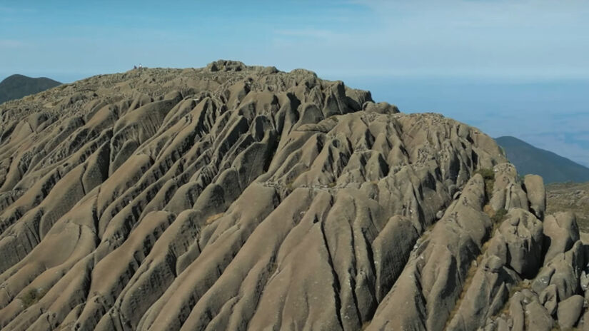 9. Pedra do Sino de Itatiaia - MG:
A Pedra do Sino de Itatiaia, com 2.670 metros, encanta com suas vistas panorâmicas e a natureza preservada da Serra da Mantiqueira.