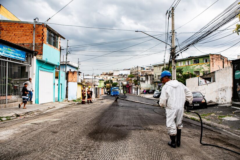 Projeção da Prefeitura de Taboão da Serra é pavimentar todas as vias da cidade; cronograma ainda não foi divulgado. 