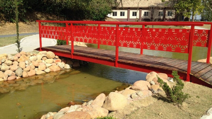 Bem-vindo ao Oriente: Logo na entrada, um portal típico da arquitetura oriental recebe os visitantes. As esculturas dos guardiões Gang Fu purificam simbolicamente quem entra.  