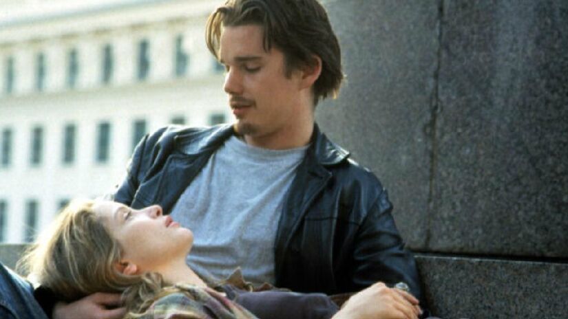 Antes de Amanhecer - 1995. A trilogia "Before", protagonizada por Ethan Hawke e Julie Delpy é uma das mais belas do cinema. Além de Antes de Amanhecer, há os filmes Antes do Pôr do Sol (2004) e Antes da Meia-Noite (2013), que mostra a evolução dos personagens e da família - (Reprodução)