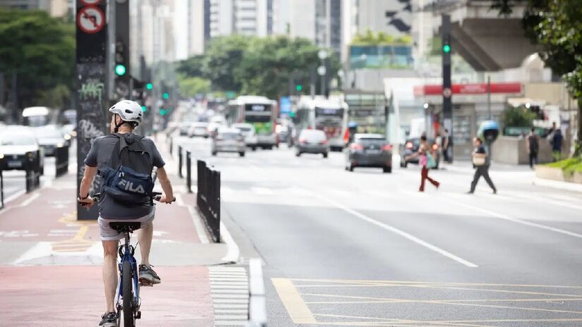 O coração pulsante da cidade, a Avenida Paulista conta com diversos pontos para visita, como museus, centros culturais, teatros e uma enorme variedade de lojas, restaurantes e café. Além disso, tem uma famosa ciclovia - (Pablo Jacob/Governo de São Paulo)