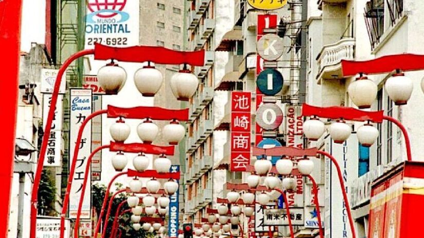 Bairro da Liberdade: Abrigo da maior comunidade japonesa fora do Japão, o bairro da Liberdade fica no centro de São Paulo e é um dos pontos mais buscados para visita. Estação de metrô mais próxima: Japão-Liberdade (Linha 1-Azul) - (Foto: Greg Salibian/Folhapress)