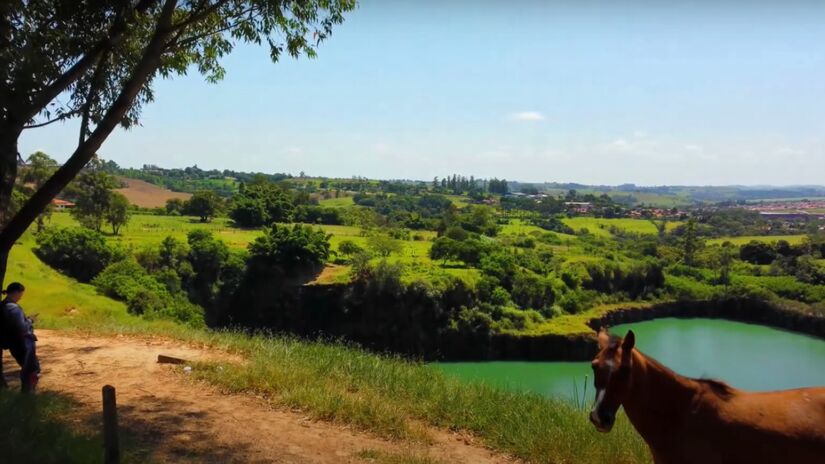 As principais atrações naturais de Bofete incluem as Três Pedras, famosas por cavernas e atividades como rapel. Outro destaque é o Gigante Adormecido, que completa a lenda local.  