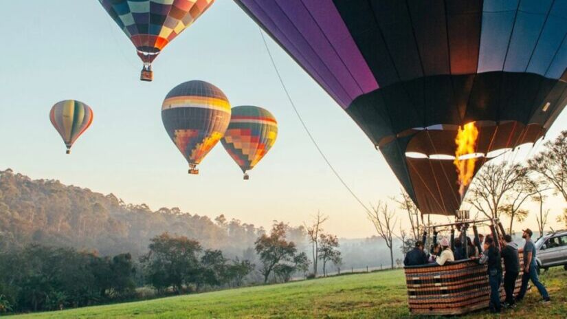 O inverno, de junho a agosto, é a melhor época devido ao clima seco e céu limpo, garantindo paisagens ainda mais impressionantes. Foto: Divulgação/Clube do balão