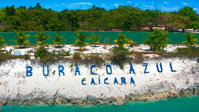 O Buraco Azul é um dos destinos mais impressionantes do Ceará. Com águas azul-turquesa, o local encanta turistas pela beleza natural.  