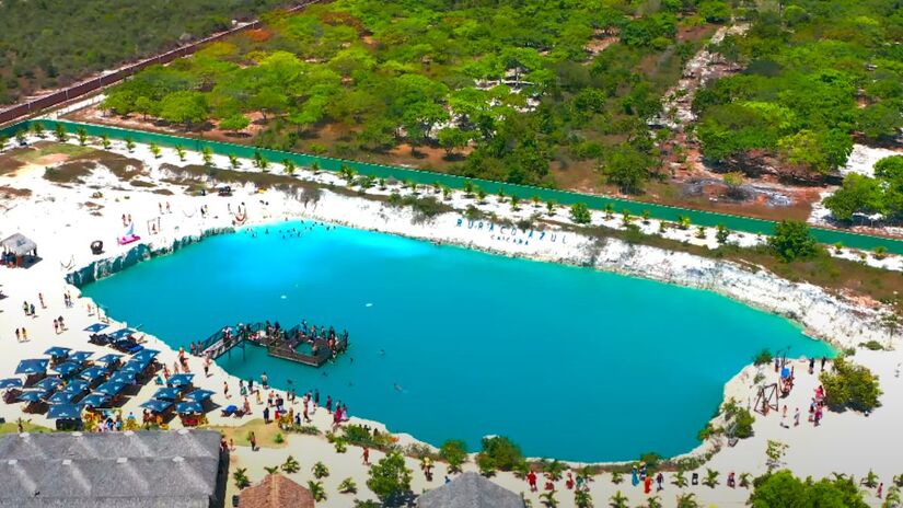 O lago conta com infraestrutura turística, como redes sobre a água e restaurantes. A profundidade pode chegar a 7 metros em alguns pontos.  