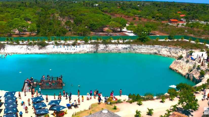 Muitos turistas descrevem o Buraco Azul como um lugar surreal e maravilhoso. A combinação de águas cristalinas e clima relaxante conquista todos que visitam. (Fotos: Reprodução/Youtube/@DRONESMART INOVAÇÕES)