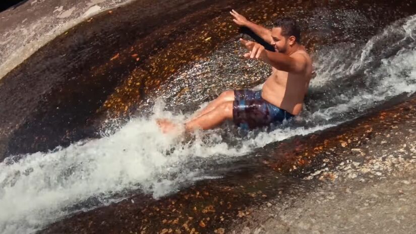 Localizada no Ribeirão do Bexiga, ela oferece uma piscina natural com borda infinita e vista para o mar.