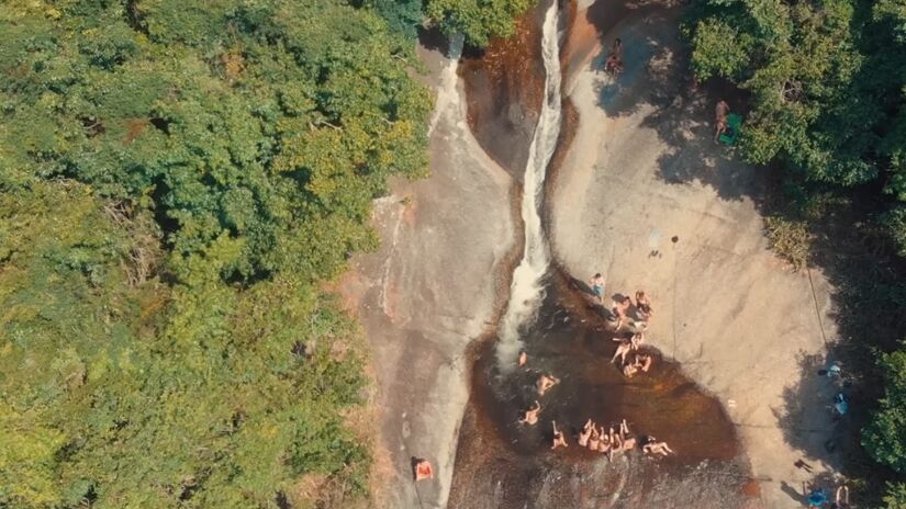 A cachoeira é cercada por Mata Atlântica preservada, criando um refúgio de paz e beleza.  