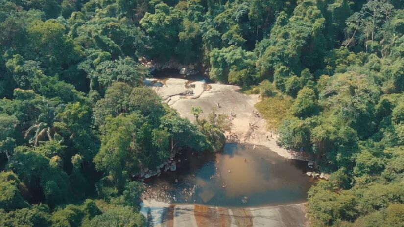 A caminhada até o primeiro poço dura cerca de 20 minutos e oferece vistas deslumbrantes.  