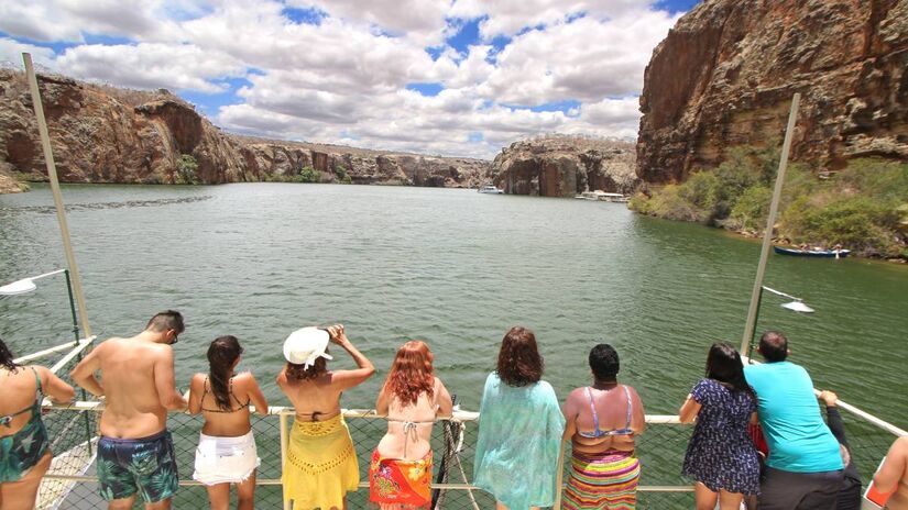 Passeios de catamarã saem do Restaurante Karrankas, em Canindé do São Francisco, e duram cerca de três horas. Durante o trajeto, os visitantes podem nadar em piscinas naturais com redes protetoras.  