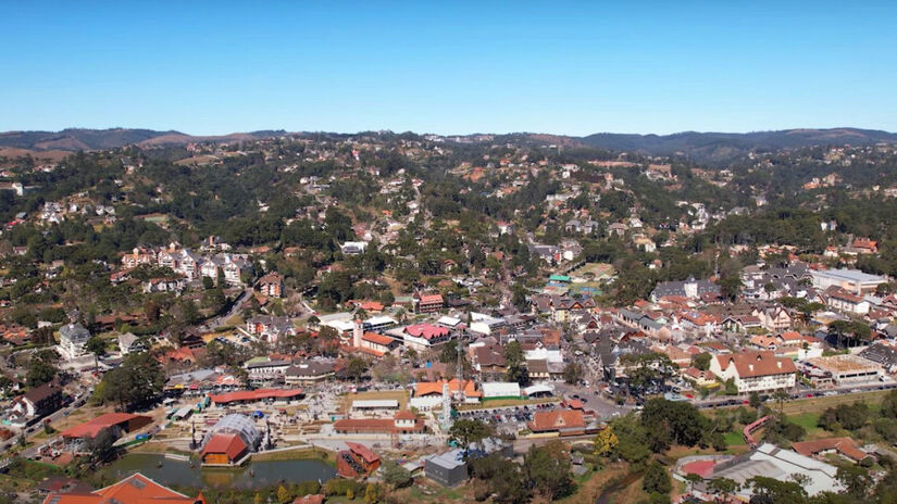 O charme europeu em cada esquina.
Chalés de madeira e telhados inclinados criam um cenário único no Brasil.