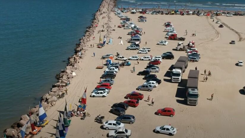 A parte mais urbanizada da praia fica em Rio Grande, a 321 km de Porto Alegre. Muitos visitantes se aventuram por toda sua extensão de bicicleta ou veículos 4x4.  