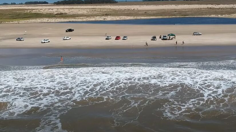 Nos Molhes da Barra, você pode atravessar de carrinho e observar o porto e a Lagoa dos Patos. A experiência dura 20 minutos e encanta visitantes todos os anos.  