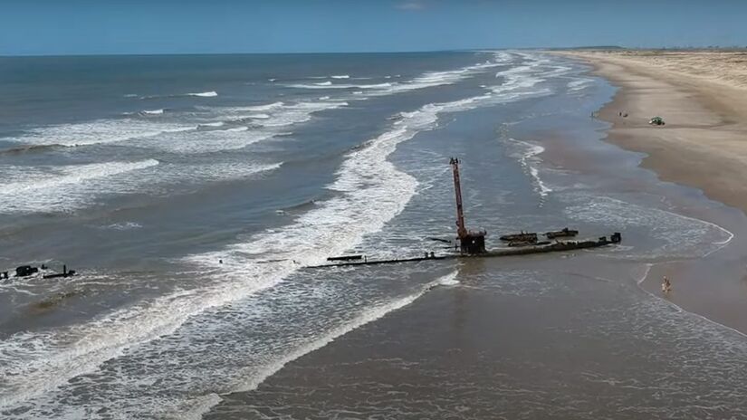 Para os amantes de aves, a Estação Ecológica do Taim, a 80 km da praia, é imperdível. Com 32 mil hectares, abriga jacarés, mamíferos e aves migratórias em um ecossistema único. (Fotos: Reprodução/Youtube/Luis Silva)