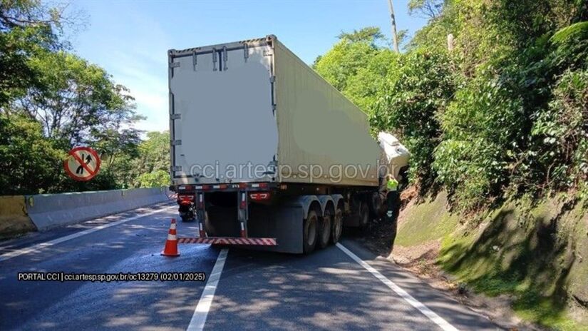 Devido ao acidente, o congestionamento ultrapassou oito quilômetros de extensão e a faixa 2 ficou interditada.
Divulgação/Artesp