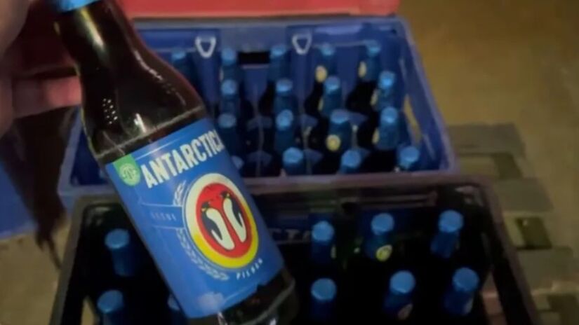 Cervejas mais baratas eram colocadas com o rótulo da Antarctica.

/Foto: Reprodução/DEIC