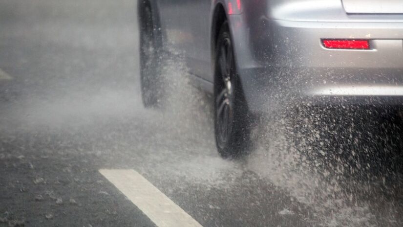 Para que o carro não derrape na chuva, é fundamental o motorista reduzir a velocidade gradualmente. Foto: Divulgação 