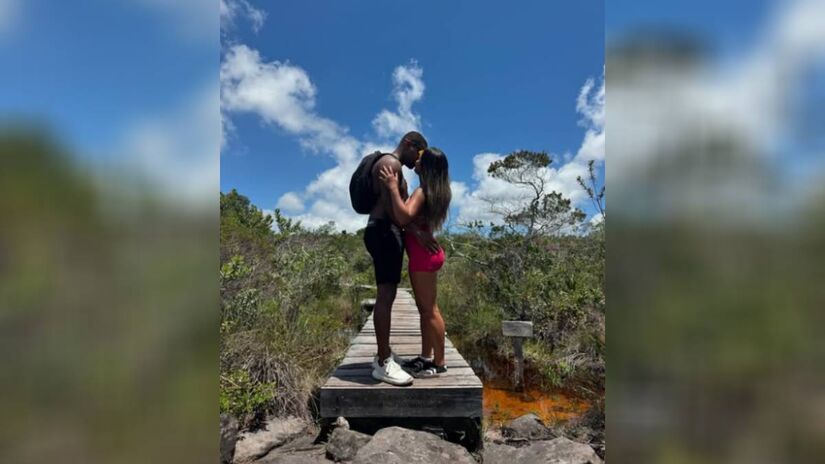 Em fotos postadas no Instagram, o baiano se declarou para a amada e ganhou o apoio dos seguidores.