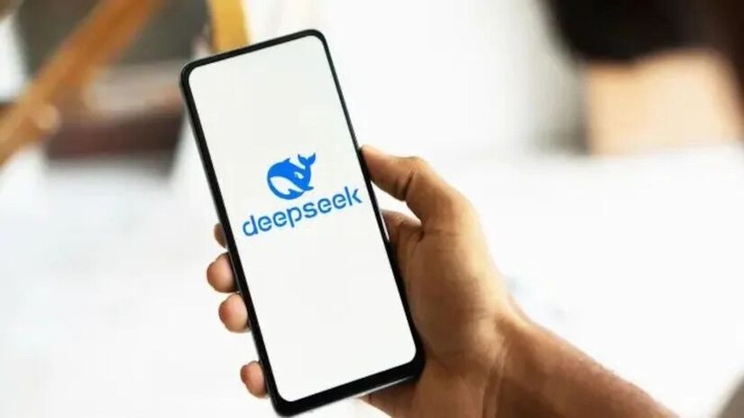 Seus modelos, como o DeepSeek-V3, destacam-se pela economia, usando apenas US$ 6 milhões para treinamento.  (Foto: Divulgação)