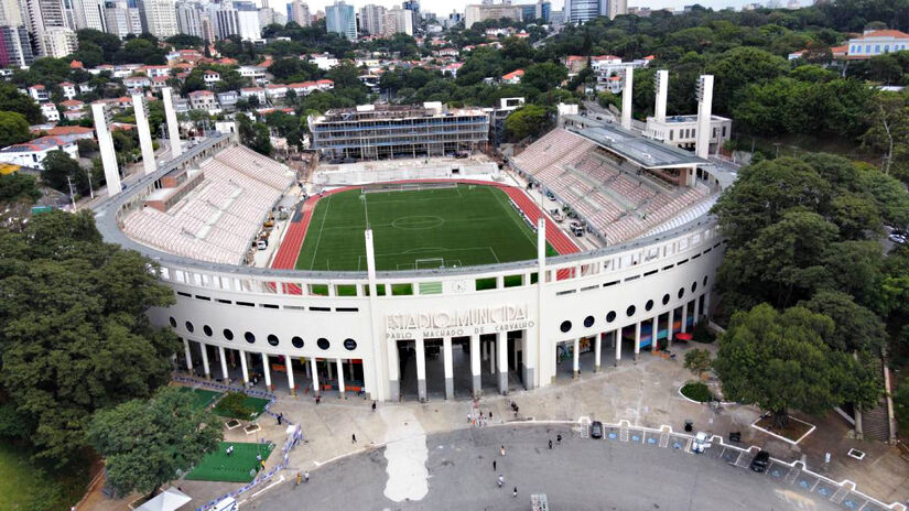 O gramado, que já foi instalado, é sintético. A ideia é que o local também receba shows com frequência. Fotos: Daniel Villaça/Gazeta de S.Paulo 