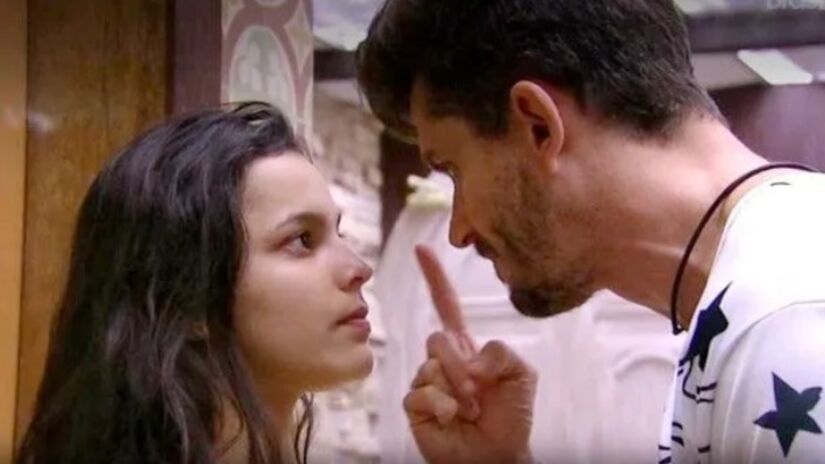 No BBB 17, Marcos Harter apertou o braço de Emilly Araújo durante uma discussão, deixando marcas roxeadas.