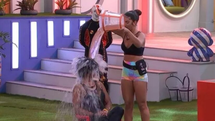 Em dinâmica, Maria acertou a cabeça de Natália com um balde quando foi despejar água suja na participante no BBB 22.