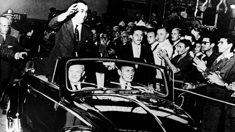 O presidente Juscelino Kubitschek desfilou em um Fusca conversível na inauguração da fábrica da Anchieta, em novembro de 59. Foto: Volkswagen/Divulgação