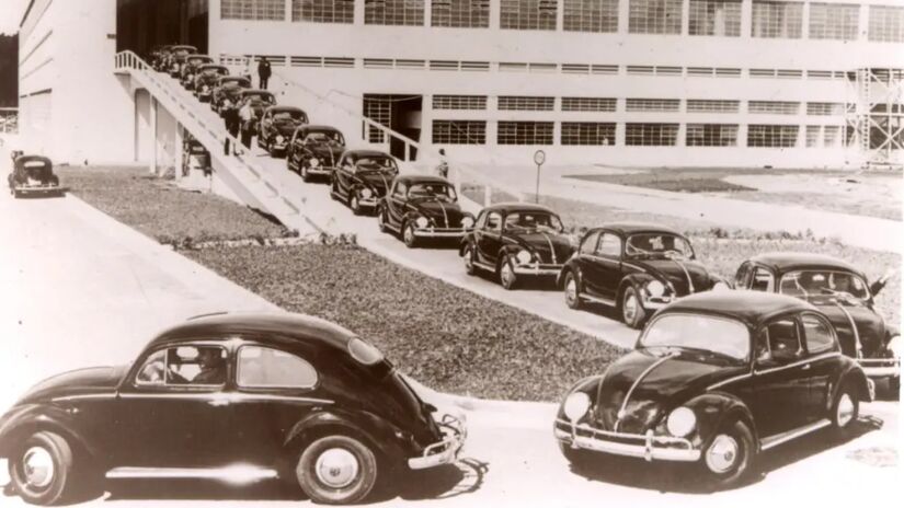 Foto famosa da Volkswagen, Fuscas saem da fábrica na Via Anchieta em 1957. Foto: Volkswagen/Divulgação