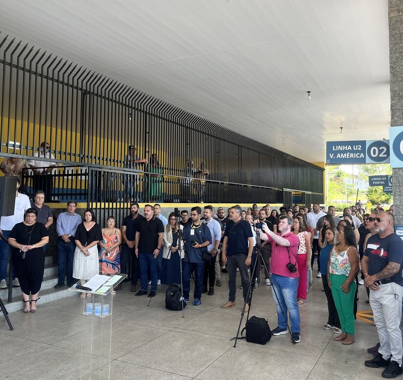 O novo prefeito Célio Peixoto (Republicanos) participou da cerimônia de lançamento das novas linhas acompanhado pelo vice Lucas Rodrigues e do ex-prefeito Dr. Cássio Habice Prado (PL) - DIVULGAÇÃO