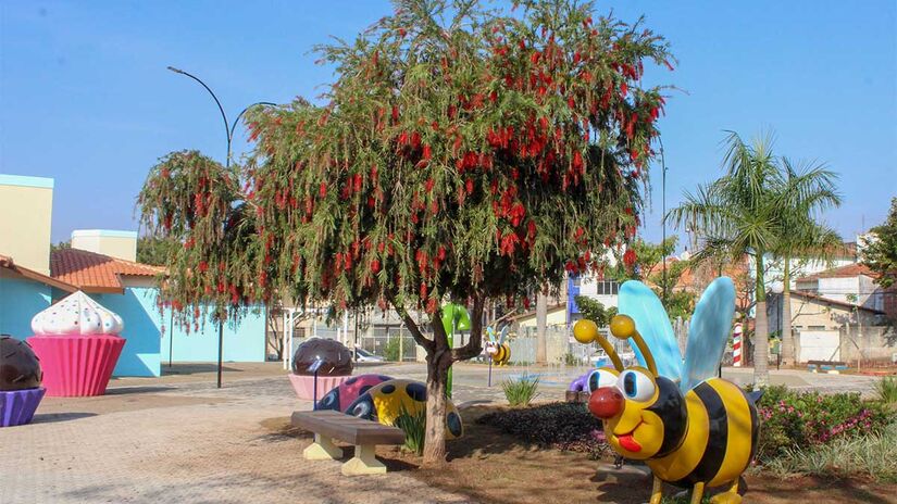 A Praça dos Exageros de Itu funciona como um parque cheio de esculturas em tamanhos grandes - Foto: Divulgação Prefeitura de Itu