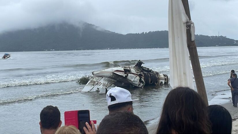 Avião de pequeno porte ficou destruído. Foto: Marisol Hoffmann