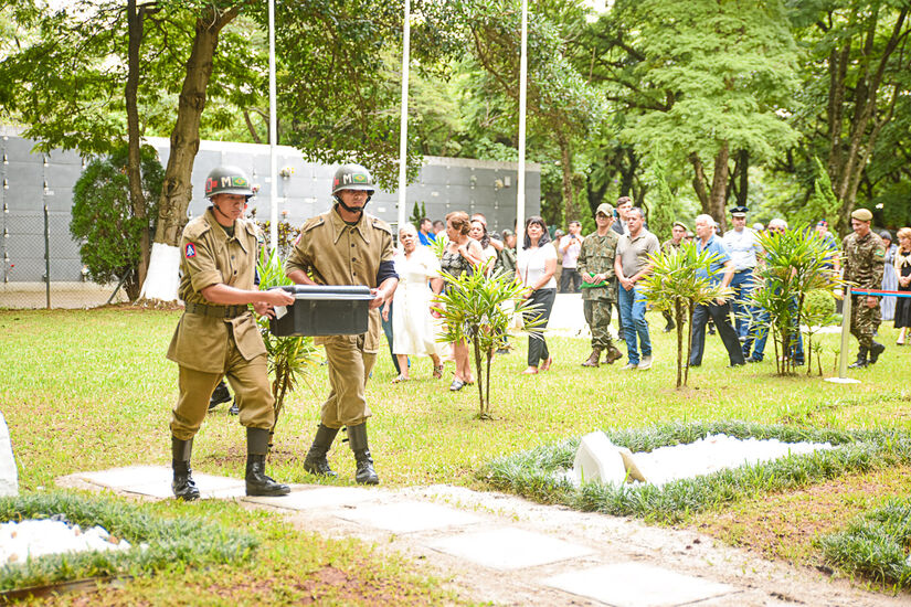 Soldados durante sepultamento de ex-pracinha/Sd Norberto/Divulgação