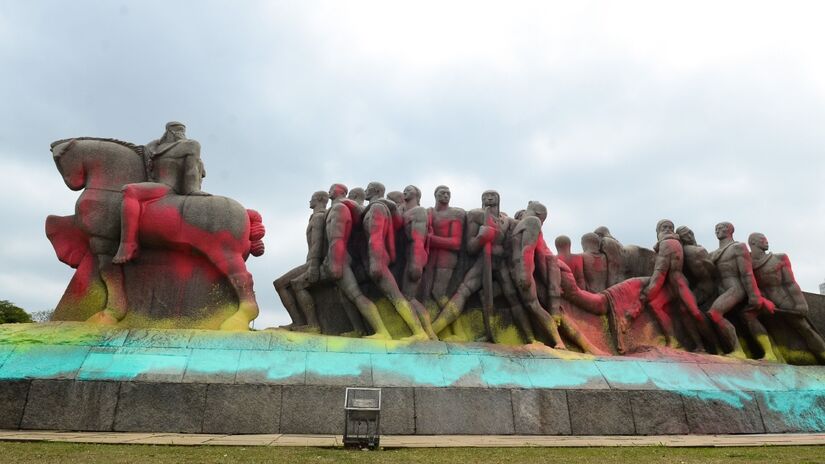 No segundo semestre de 2016, o Monumento às Bandeiras e a Estátua de Borba Gato apareceram pichadas, como se tivessem sido banhadas de tintas coloridas por toda parte. Foto: Wikimedia Commons