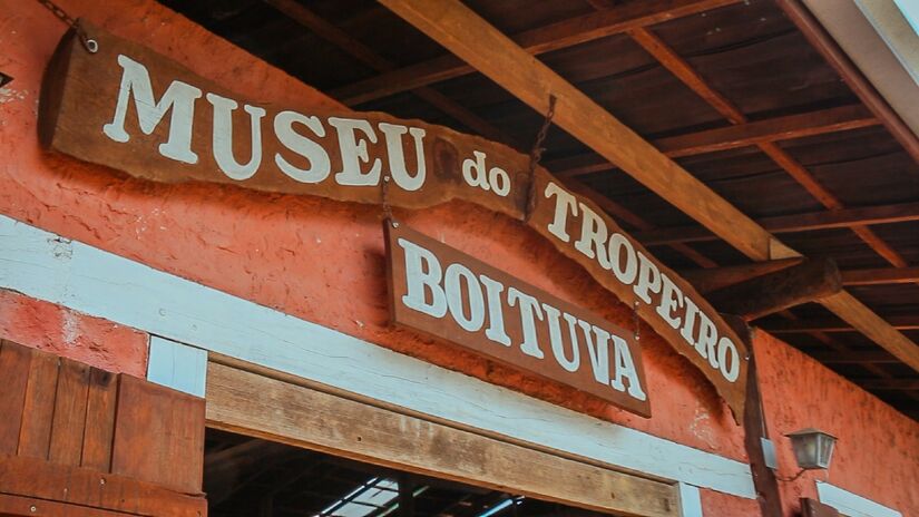 Para quem gosta de história, o Museu do Tropeiro preserva a cultura local com um acervo de mais de 700 peças, incluindo o icônico fogão de trempe. Foto: Divulgação/Prefeitura de Boituva