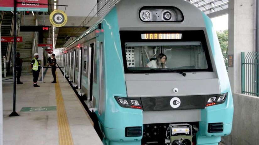 Trem faz uma das viagens inaugurais da nova estação/Thiago Neme/Gazeta de S. Paulo