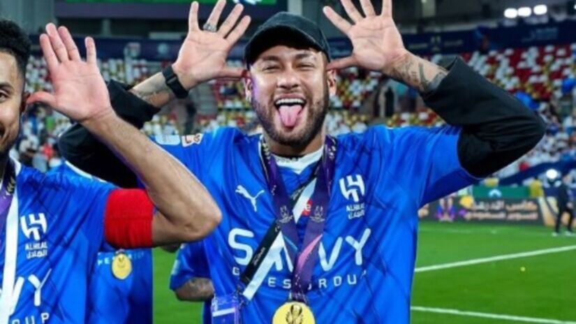 Neymar também teve uma passagem pelo Al-Hilal, clube da Árabia Saudita. Lá, ele jogou apenas sete jogos, marcou um gol e deu três assistências em 17 meses. Foto: Reprodução/Instagram Al-Hilal