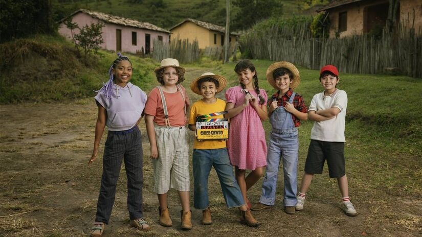 Nesta missão, ao lado do carismático Chico Bento (Isaac Amendoim), estão seus grandes amigos Zé Lelé (Pedro Dantas), Rosinha (Anna Julia Dias), Tábata (Lorena de Oliveira), Hiro (Davi Okabe) e Zé da Roça (Guilherme Tavares). Foto: Fábio Braga/Divulgação 