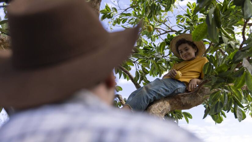 A narrativa, escrita por Elena Altheman, Fernando Fraiha e Raul Chequer, reúne a animada turma da Vila Abobrinha em uma aventura para 'sarvá' a 'maraviosa' goiabeira dos planos terríveis de Dotô Agripino, interpretado por Augusto Madeira. Foto: Fábio Braga/Divulgação   