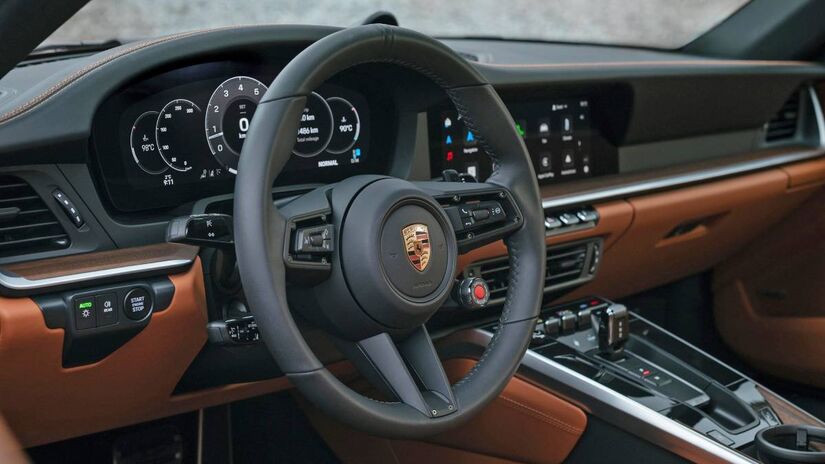 O interior do novo Carrera S tem acabamento em couro preto como padrão. Bancos, encostos de cabeça, painel de instrumentos, painéis das portas e o sistema opcional de bancos traseiros na variante cupê são revestidos com couro liso. Foto: Divulgação 