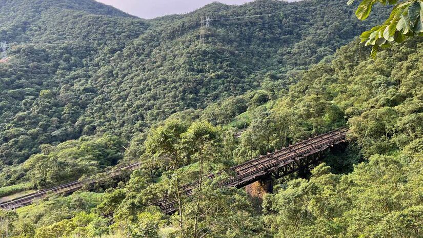 Trilhas passam pelos patamares do funicular.

/Foto: Lucas Souza