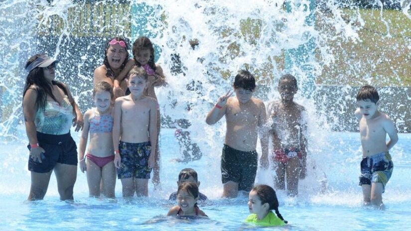 Além da área aquática, o parque conta com diversas opções de lazer. Entre elas, um labirinto verde, quiosques para piqueniques e uma tirolesa emocionante.