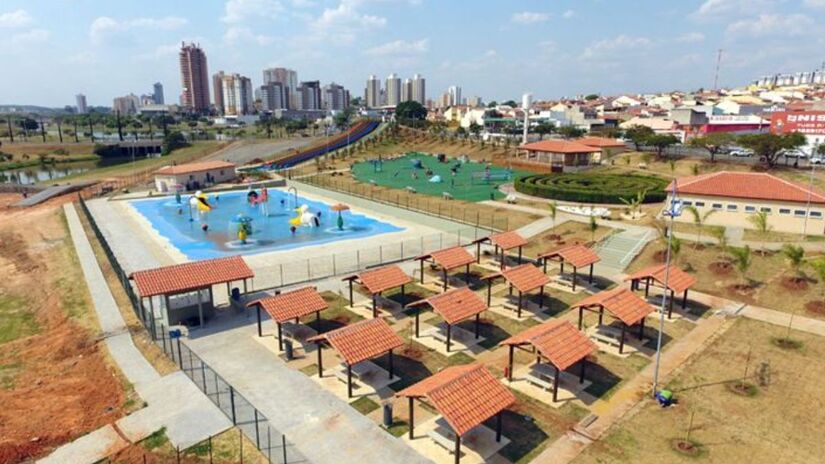 A infraestrutura do parque é completa e inclui fraldário, banheiros e entrada permitida para carrinhos de bebê. É um destino pensado para o conforto de toda a família.